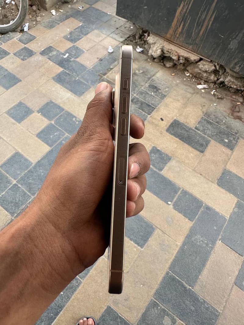 Iphone 16 pro max 5