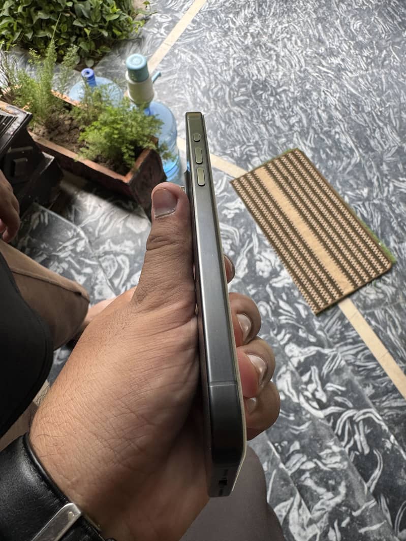 Apple iPhone 15 Pro Max 2
