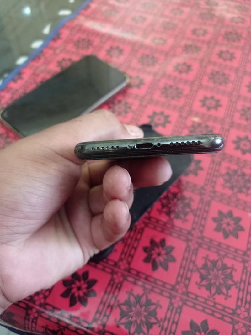 Apple iPhone 11 Pro 4