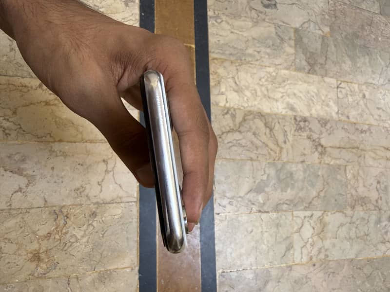 Apple iPhone X 4