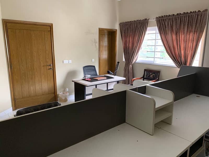 Office table/workstation/4 chairs / open 2