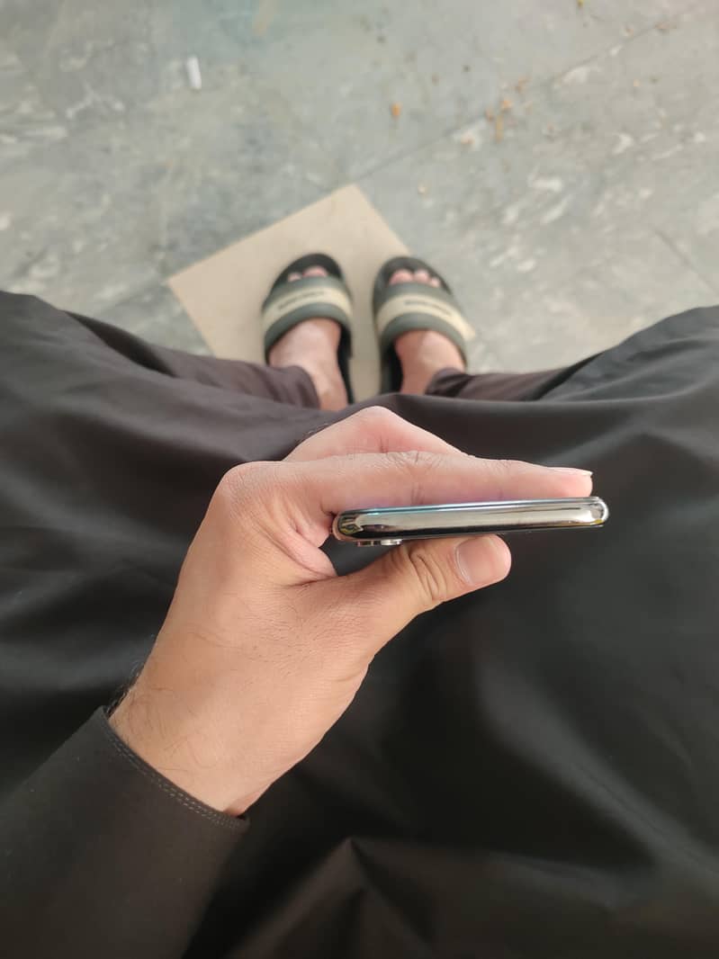 Apple iPhone X 4