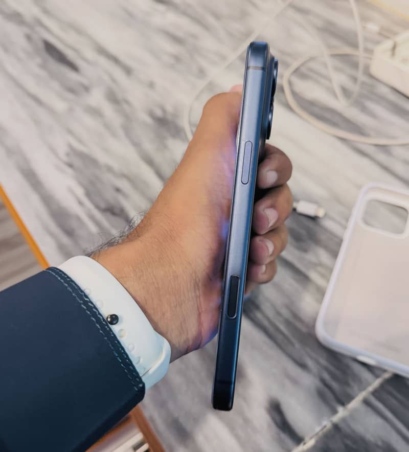 Apple iPhone 17 Pro Max 4