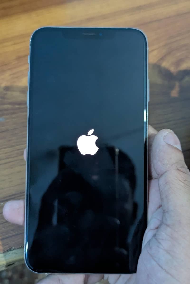 Apple iPhone XS Max 4