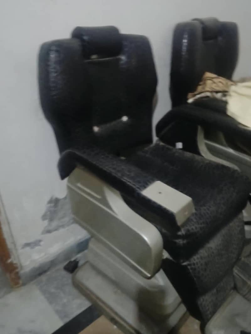 چار چیر ہیں پالر والی چیئر ہے کڈیشن 10 بائ 10 ہے 0