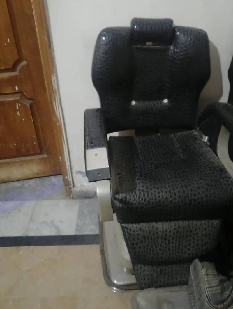 چار چیر ہیں پالر والی چیئر ہے کڈیشن 10 بائ 10 ہے 1