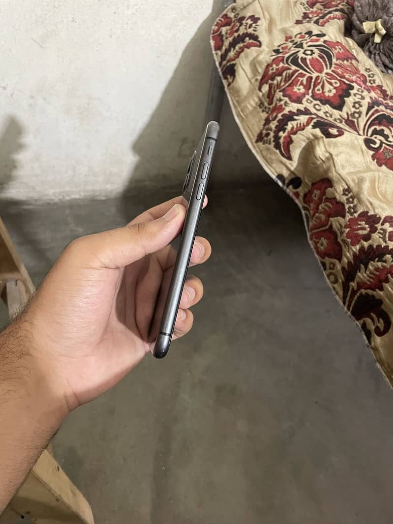 Apple iPhone 11 7