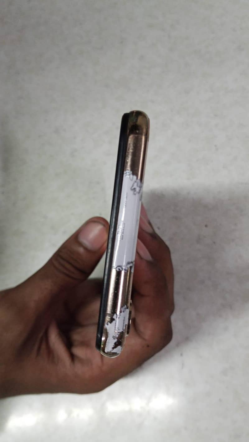 Apple iPhone XS Max 3