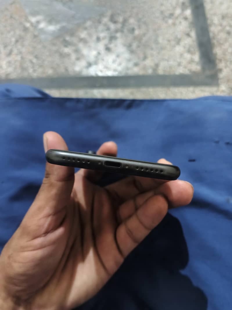 Apple iPhone 8⁶⁴ 4