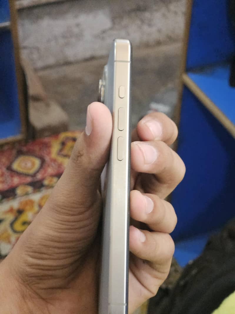 Apple iPhone 15 Pro 4