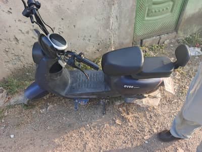 evee sonic M3 400watt motor 35kilometer average