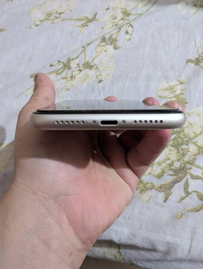 Apple iPhone 11 4