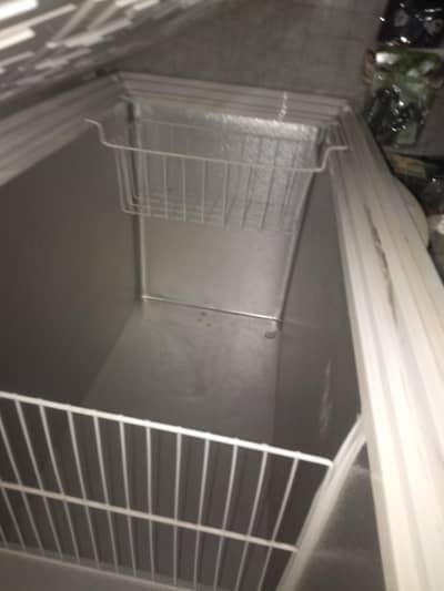 Deep freezer waves company used Good condition