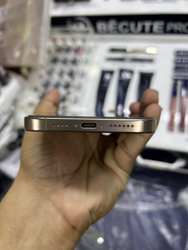 Apple iPhone 16 Pro Max 3