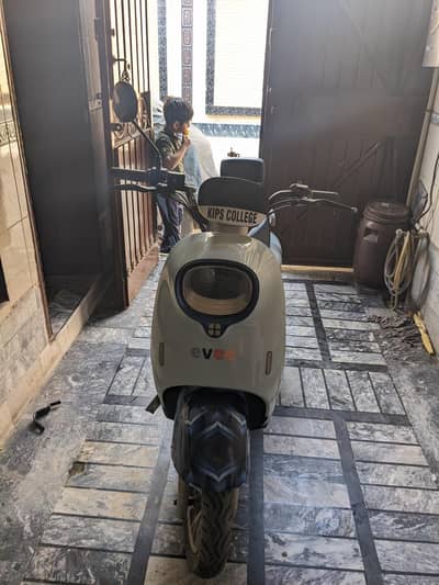 Evee Electric Scooty – 7/10 Condition – Battery Change Required