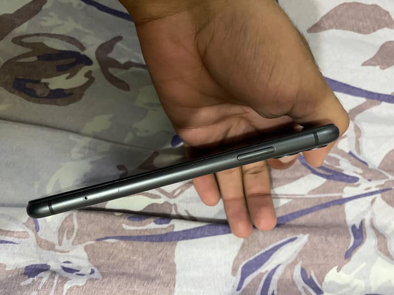 Apple iPhone 11 4