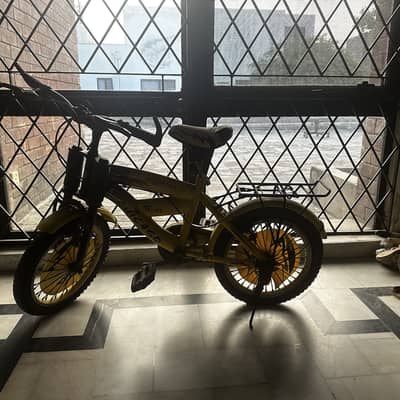 Black and yellow theme bike. In good condition and a price budget