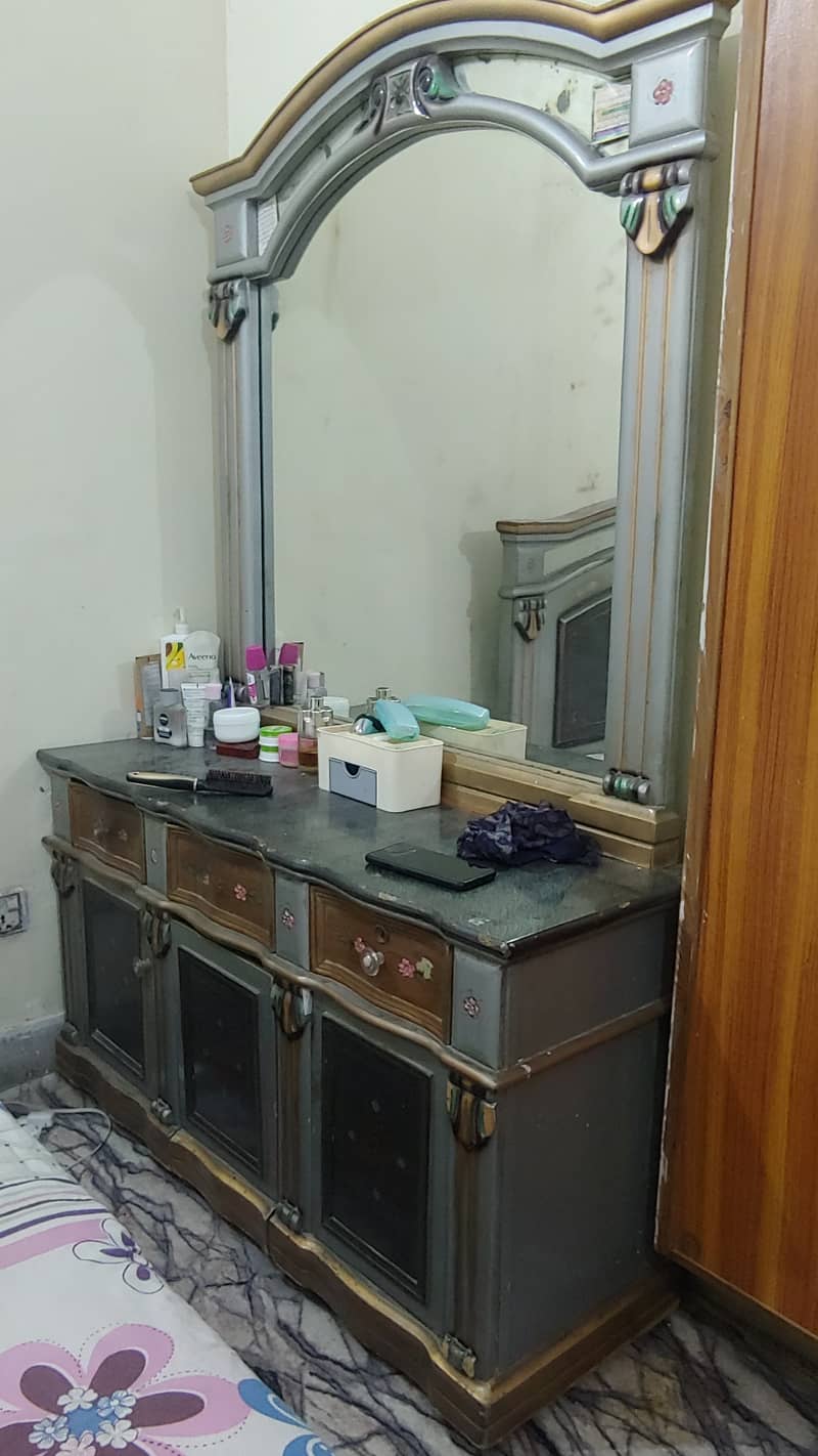 Bed, Two Side Tables, One Dressing table without mattress 4