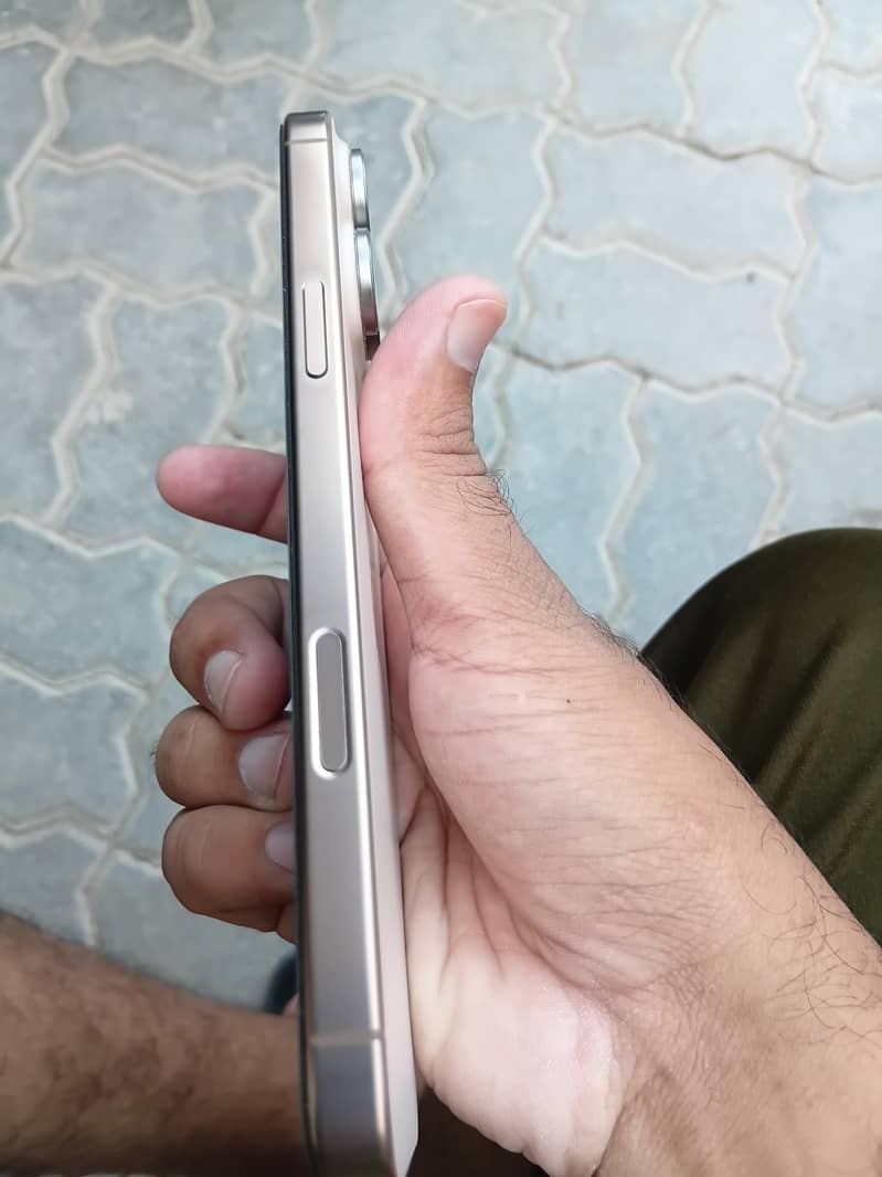 Apple iPhone 16 Pro Max 1