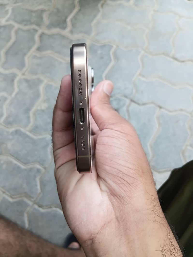 Apple iPhone 16 Pro Max 2
