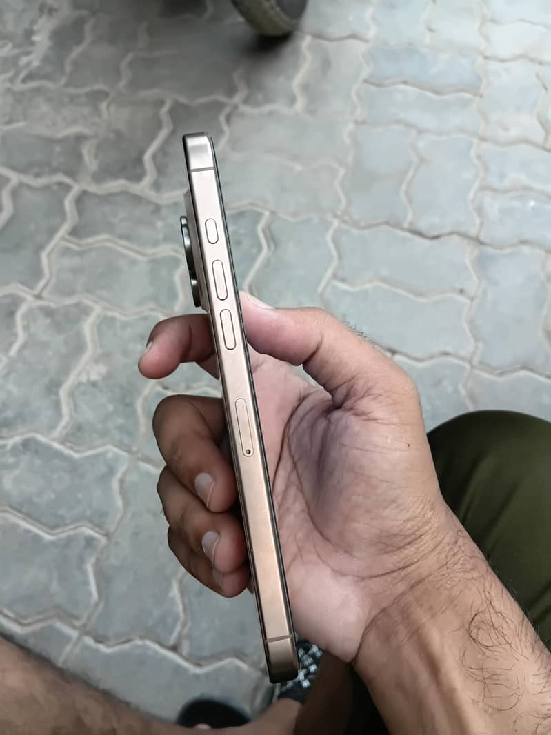 Apple iPhone 16 Pro Max 4