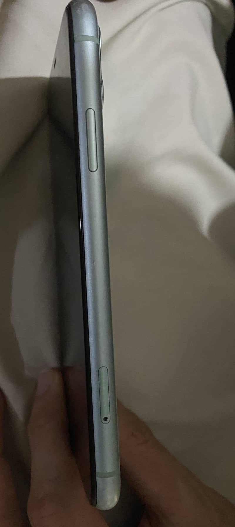 Apple iPhone 11 4