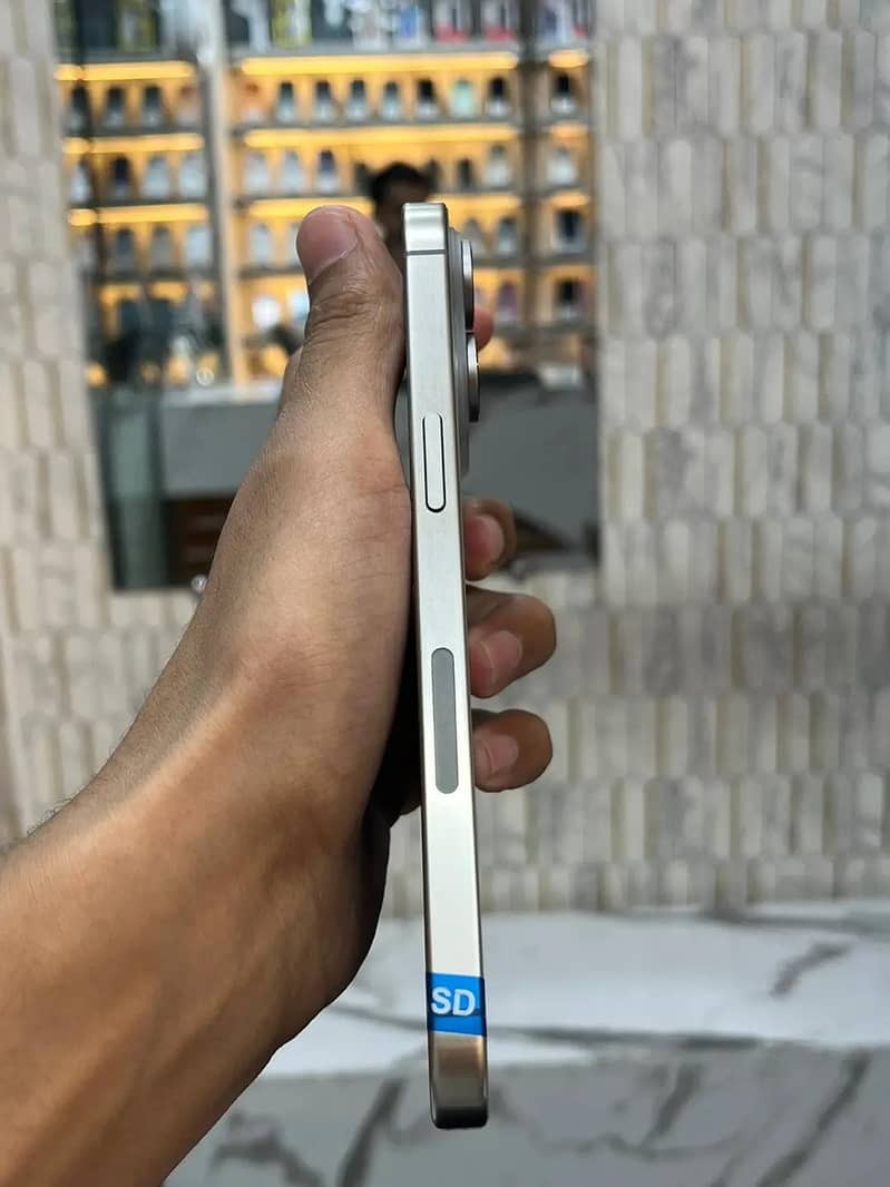 Apple iPhone 15 Pro Max 2