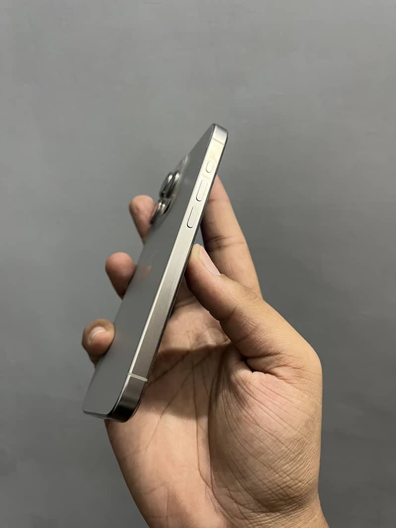 Apple iPhone 15 Pro 3