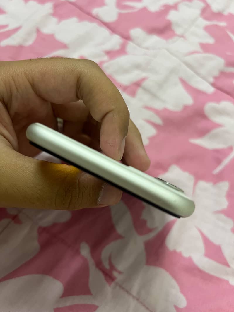 Apple iPhone 11 4