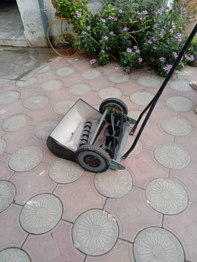 Manual Grass Cutting Machine / Lawn Mower - 9/10 Condition - Rs. 6000