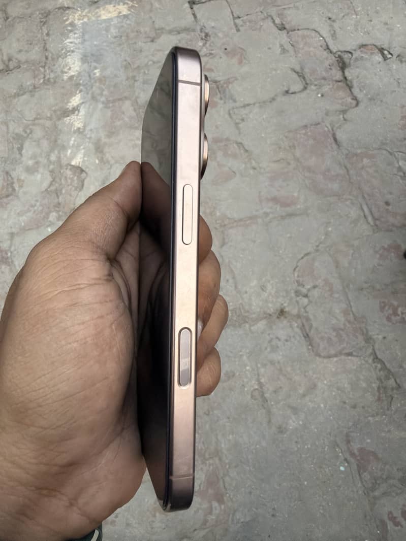 Apple iPhone 16 Pro 1