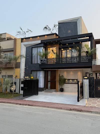10 Marla Beautiful Modern House In Bahria Town