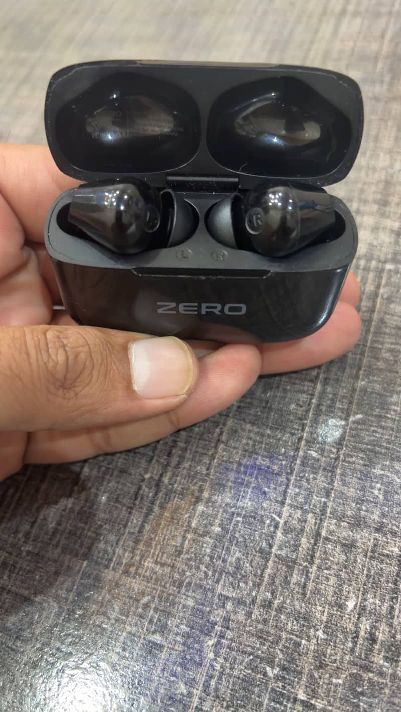 Zero Earphones mint condition 1