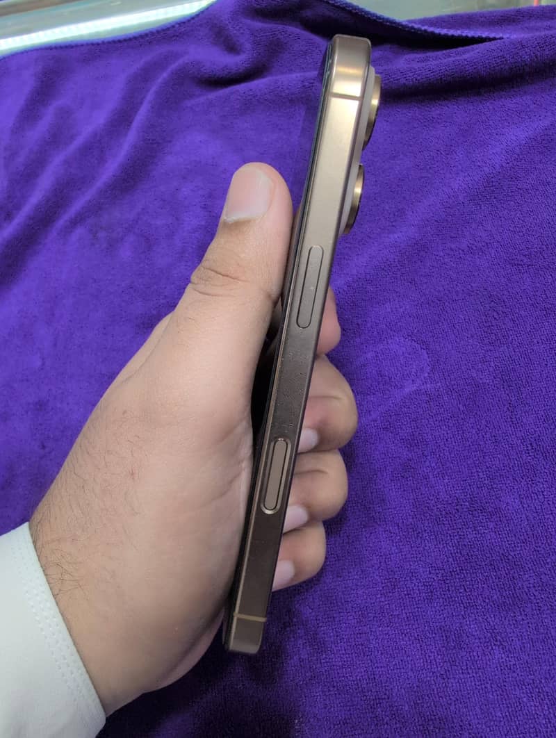 Apple iPhone 16 Pro 1