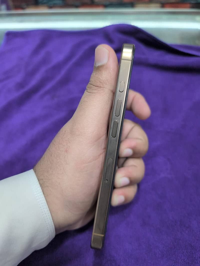 Apple iPhone 16 Pro 3
