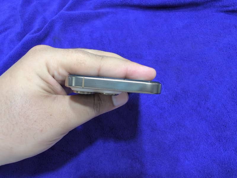 Apple iPhone 16 Pro 4