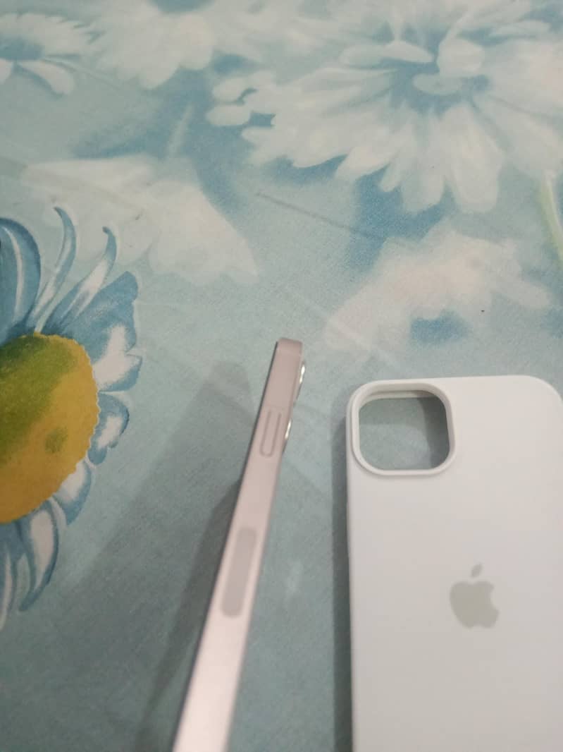 Apple iPhone 13 8