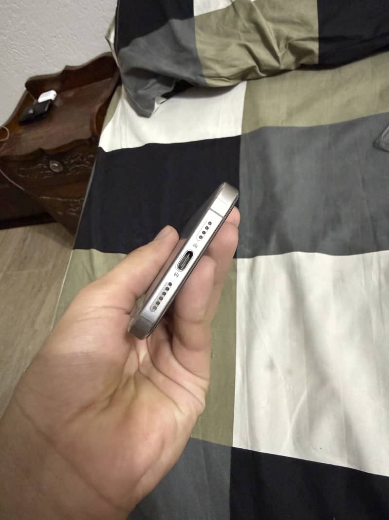 Apple iPhone 15 Pro Max 4