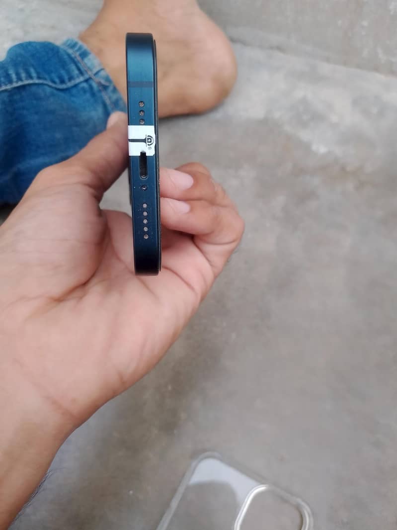 Apple iPhone 13 4