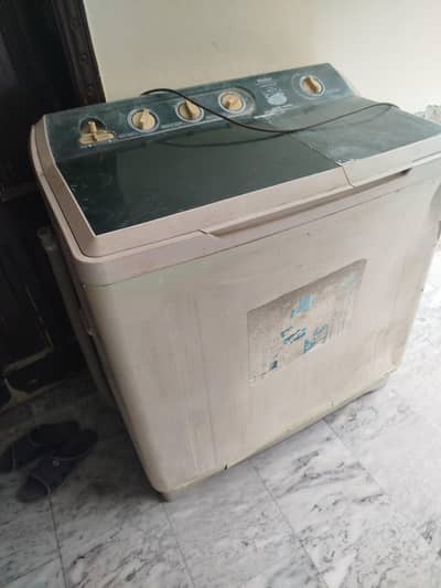 Hair washing machine with spinner