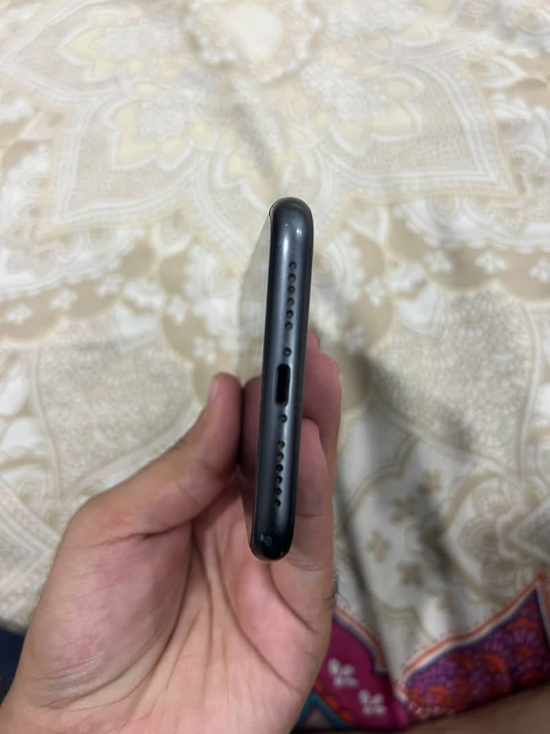 Apple iPhone 11 4