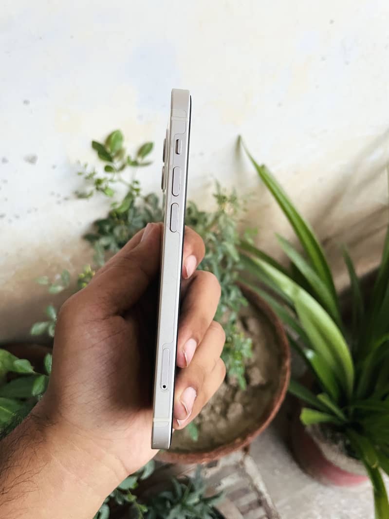 Apple iPhone 12 4