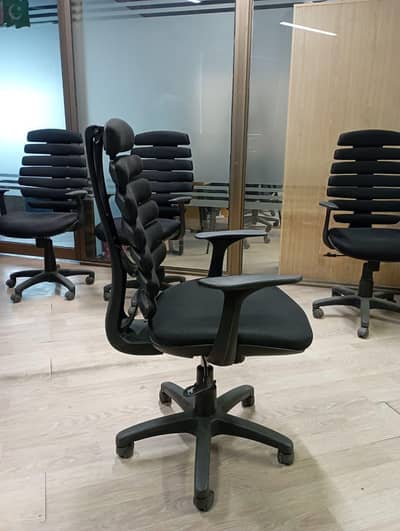 6 meeting chairs slightly used.