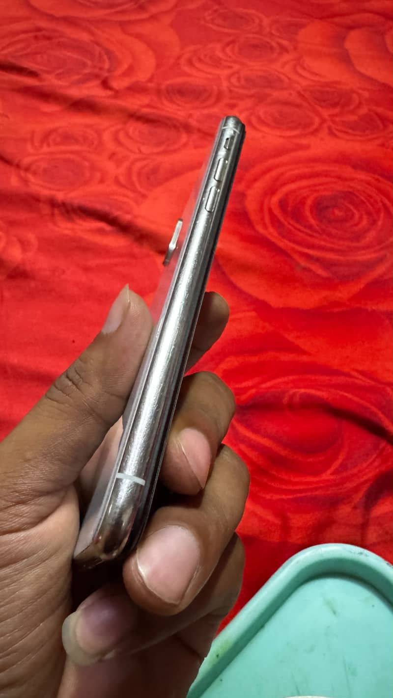 Apple iPhone X 4