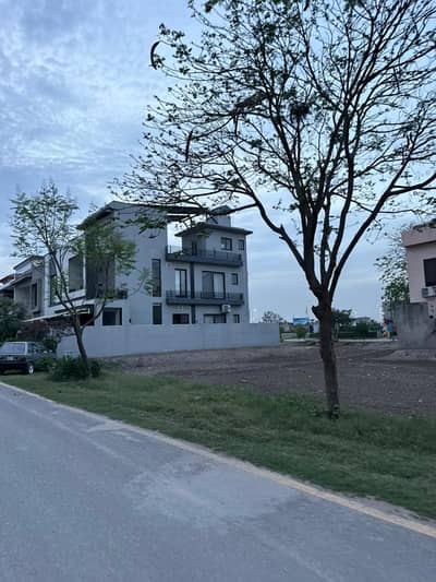 10 MARLA PRIME LOCATION PLOT NEAR TO 2ND ENTRANC
