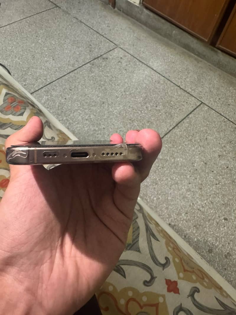 Apple iPhone 16 Pro 2