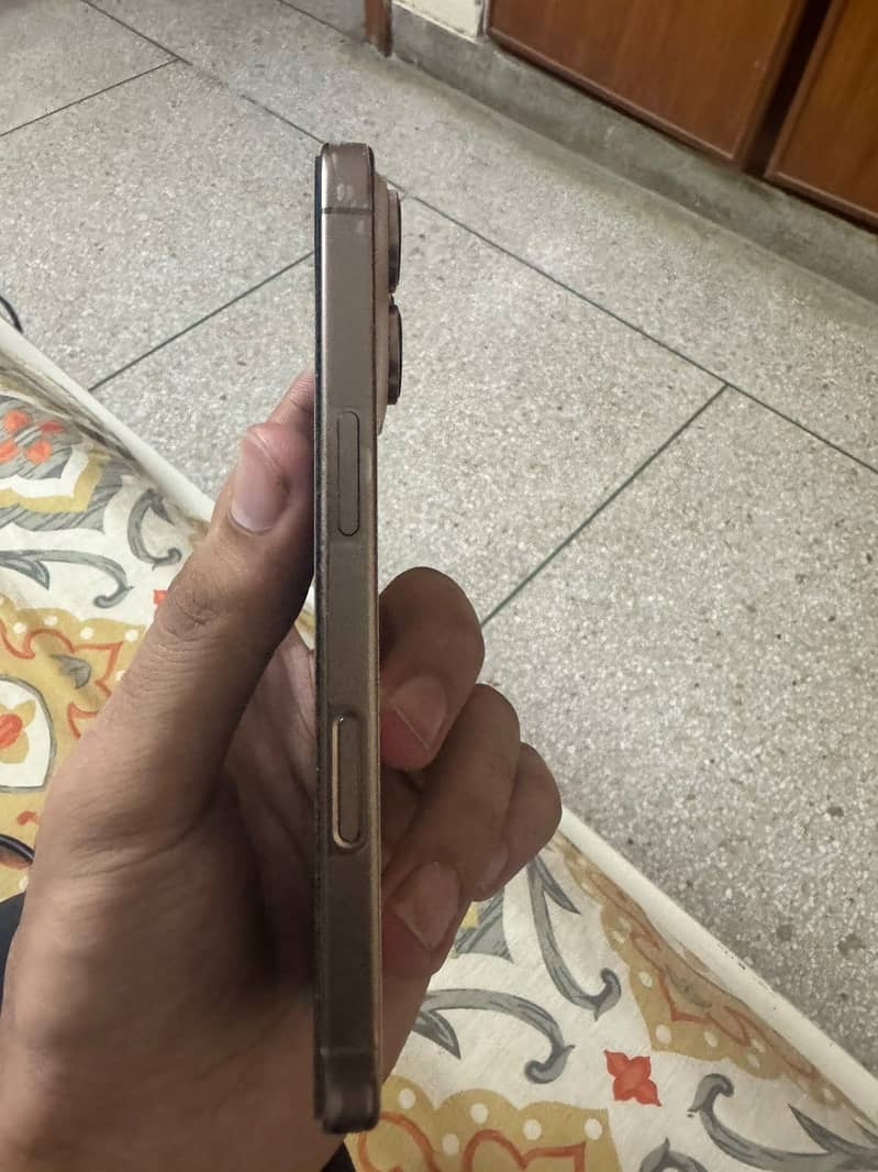 Apple iPhone 16 Pro 3