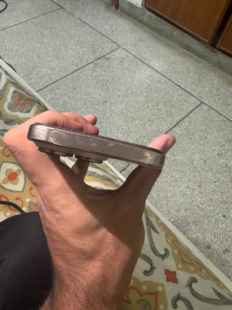 Apple iPhone 16 Pro 4