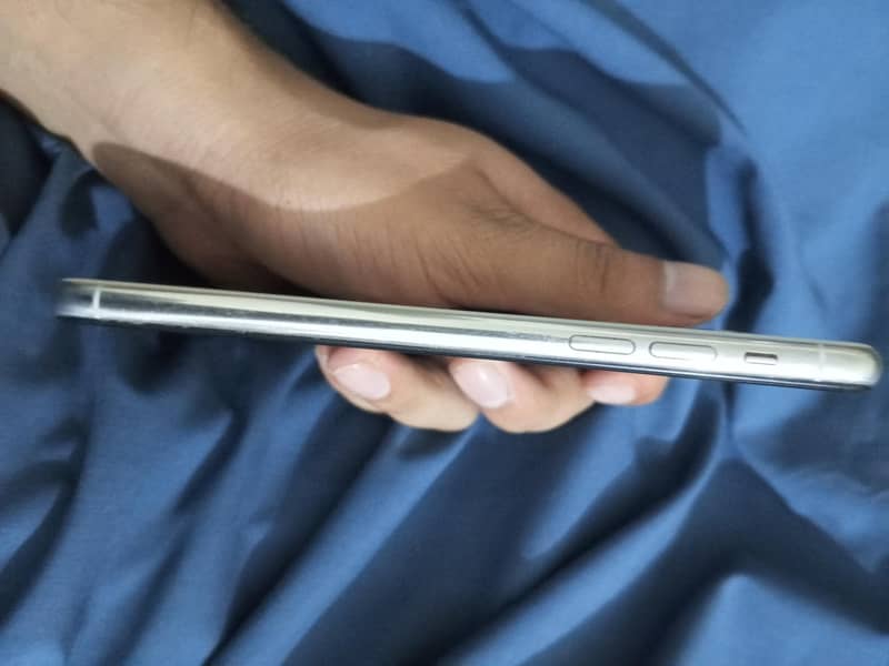 iPhone 11 Pro Max 4