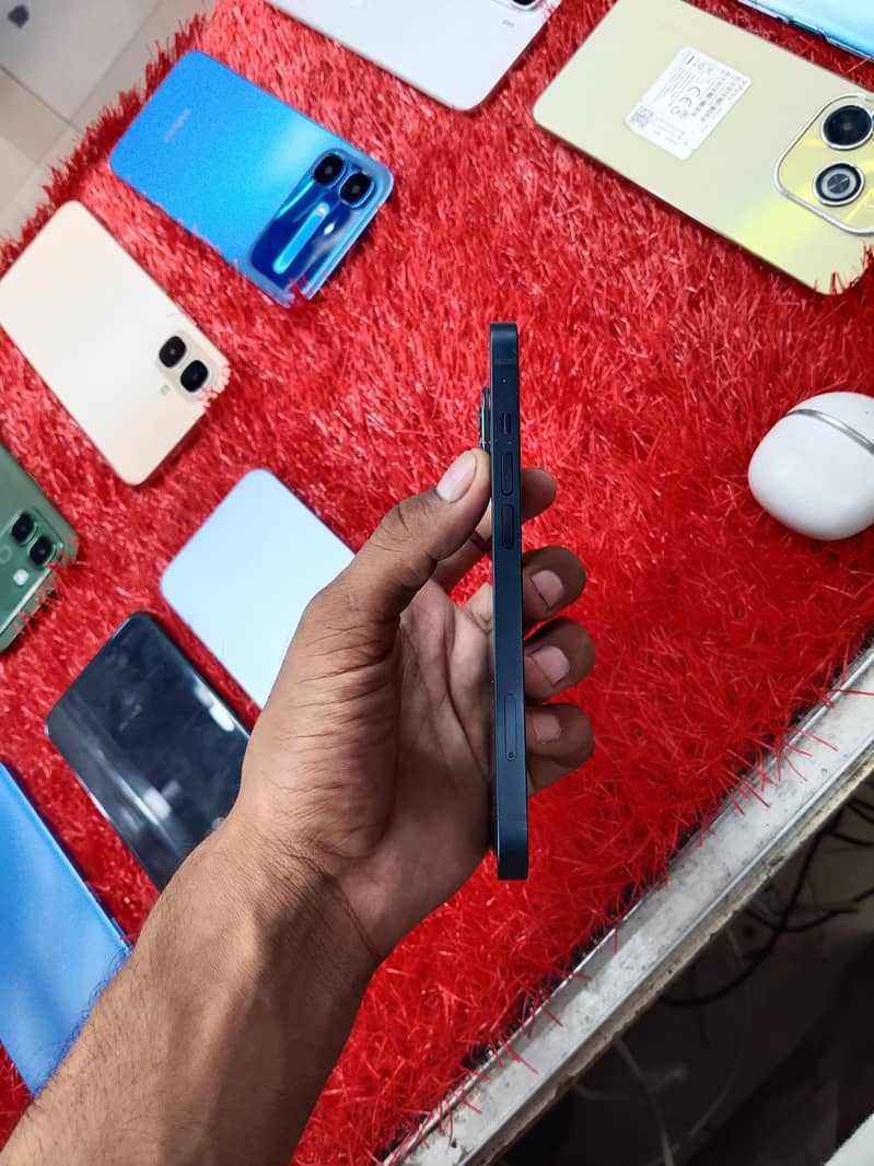 Apple iPhone 13 2